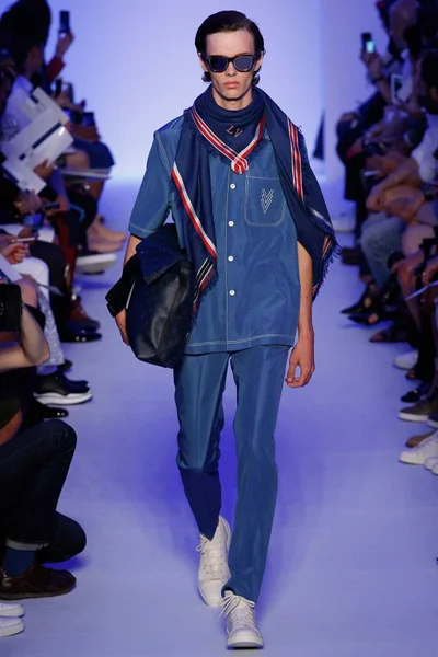 Look 18